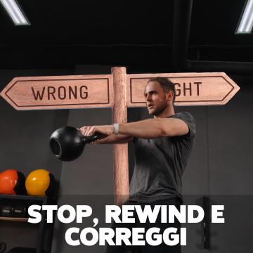 Analisi video per miglioramento tecnica nel kettlebell lifting: atleta esegue kettlebell swing con annotazioni sugli errori comuni, importanza della correzione mirata e del focus su dettagli specifici