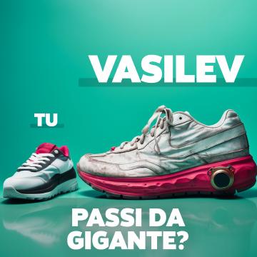 L'antropometria nel kettlebell lifting: confronto visivo tra scarpe giganti etichettate 'Vasilev' e scarpe normali etichettate 'Tu' accanto a kettlebells di dimensioni diverse, illustrando l'importanza di personalizzare la tecnica di lifting in base alle proprie misure