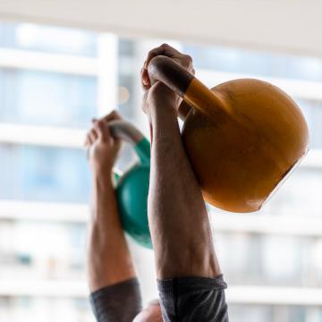 Cartelli ed etichette mostrano nomi errati comuni per kettlebell, focus su terminologia e fitness