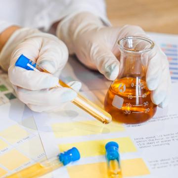 Scienziata che analizza un campione di urina per test antidoping al testosterone nel 2023