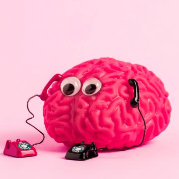 Il modellino di un cervello umano che risponde a due telefoni contemporaneamente per simboleggiare il lavoro positivo che la corsa mette in campo