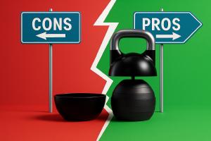 Kettlebell regolabile diviso a metà tra pro e contro su sfondo rosso e verde, simbolo dei vantaggi e svantaggi dei kettlebell componibili.