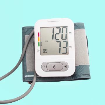 Misuratore di pressione digitale su sfondo azzurro illustra i benefici della corsa nella prevenzione di malattie cardiovascolari, controllo della pressione sanguigna e riduzione del rischio di diabete
