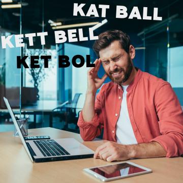 Persona in allenamento con kettlebell in ambiente di palestra o casa, focus su fitness e benessere