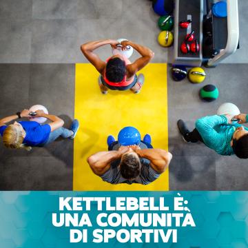Persone di diverse età e corporature allenamento insieme con kettlebell rappresentando Famiglia Kettlebell e sostegno comunitario