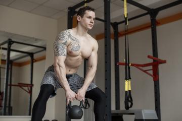 Costruire muscoli con i kettlebell è possibile! Scegli il peso giusto per te e allenati con set mirati all'ipertrofia.