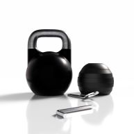 Il kettlebell componibile FlexiBell 2 in primo piano assieme ai dischi pesi inclusi